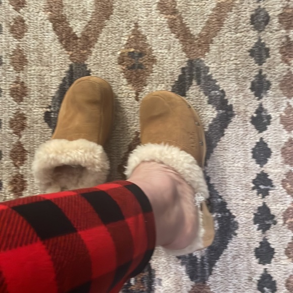 Wooden clog Uggs shoe size 6 but feet size 7 to 8 - Picture 5 of 7